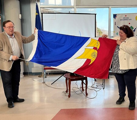 Remise du drapeau francophone levé en 1992 à l'Édifice de la Confédération